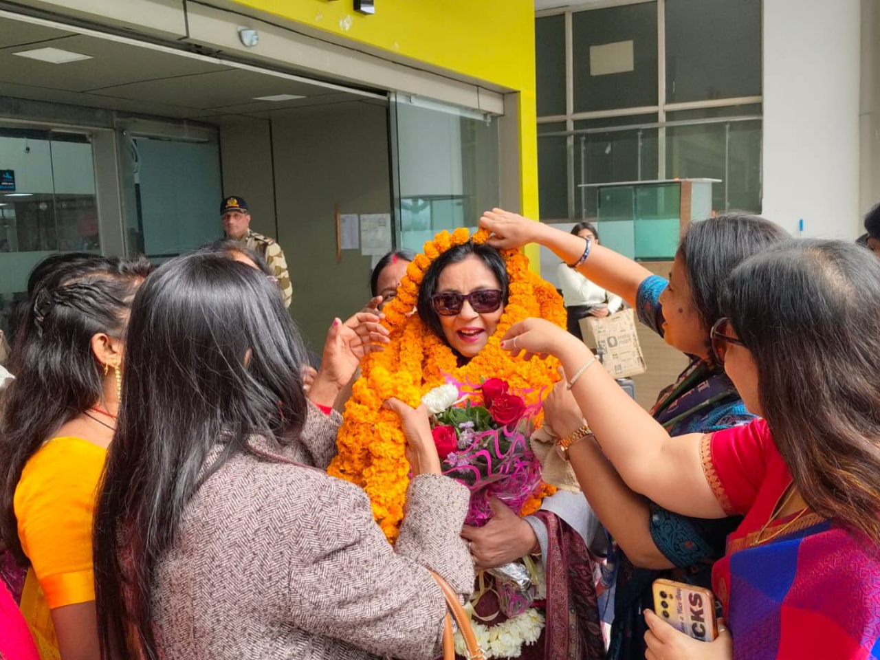 वाराणसी दौरा: राष्ट्रीय अध्यक्षा श्रीमती चंद्रप्रभा भाटिया जी का भव्य स्वागत, संगठनात्मक बैठक में आगामी कार्यक्रमों पर मंथन